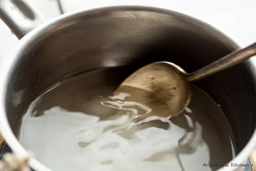 Pour le sirop, mélanger le sucre, l'eau, l'eau de rose et le jus de citron dans une casserole hors du feu. Allumez le feu et portez à ébullition. Une fois qu'il commence à bouillir, poursuivre la cuisson pendant 15 minutes ou jusqu'à ce qu'il commence à épaissir. Réserve.