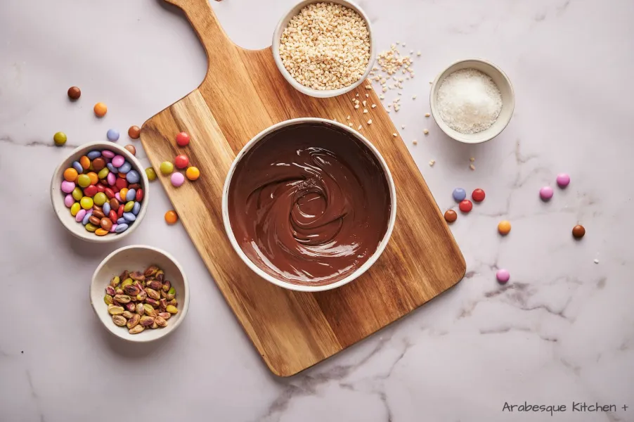 Placer les pépites de chocolat noir dans un bol allant au micro-ondes et chauffer par tranches de 1 minute, en remuant entre chaque, jusqu'à ce qu'elles fondent complètement.
