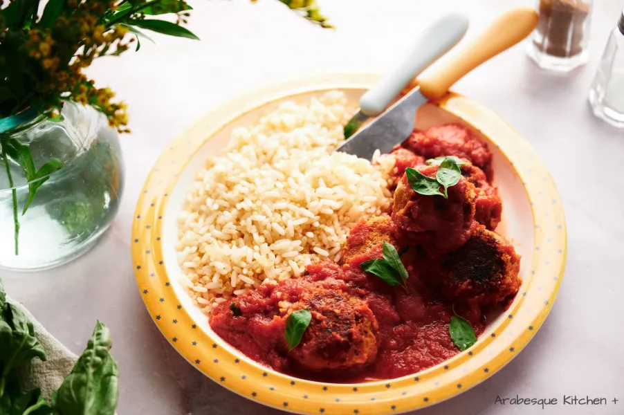 Servir avec du riz complet et du basilic frais.