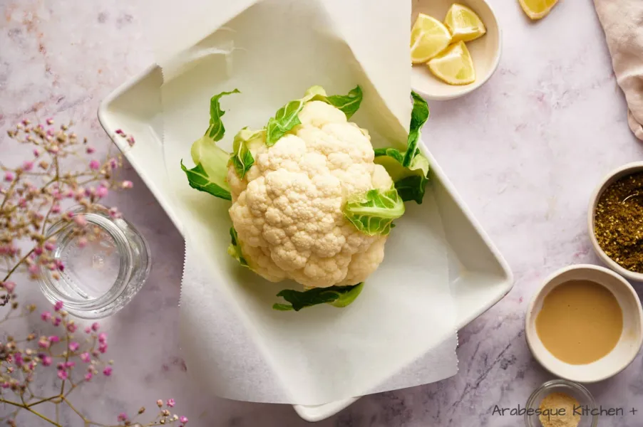Prepare a baking sheet with paper, drain and place the cauliflower.
