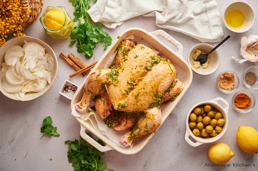 Couvrir le poulet avec la marinade en veillant à bien l'insérer entre la peau et la viande.