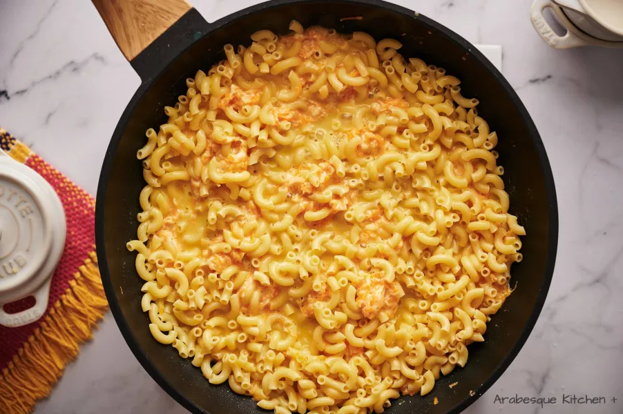 Incorporate the cooked macaroni and mix well.
