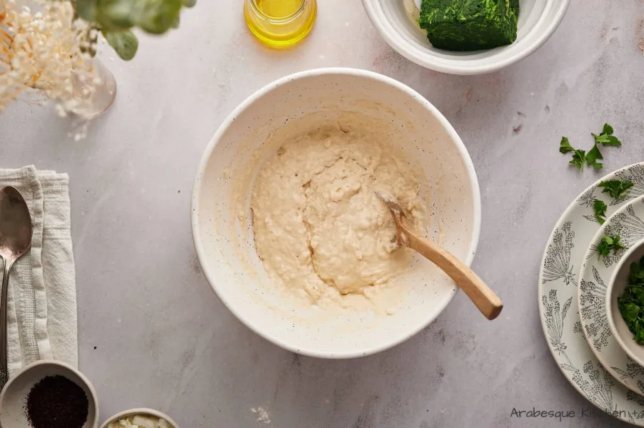 Mettre la farine et le sel dans un bol et mélanger.