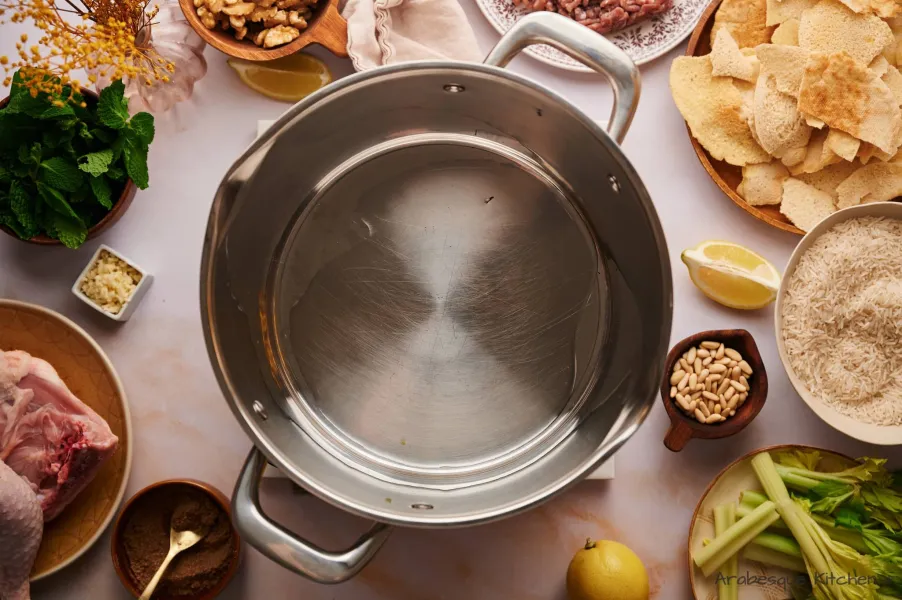 Chauffer une casserole profonde à feu moyen et ajouter l'huile végétale.