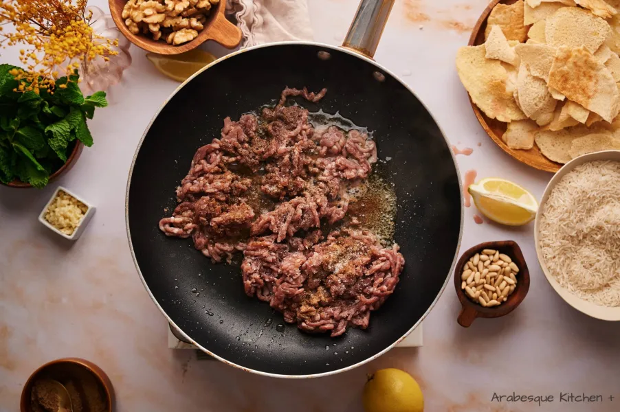 Dans une poêle, ajouter l'huile d'olive et laisser chauffer. Ajouter la viande hachée, le baharat, saler et poivrer. Cuire jusqu'à ce que la viande soit dorée et réserver.