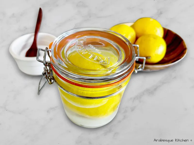 Après 4 semaines, placez le bocal au réfrigérateur pour la conservation. Une fois au réfrigérateur, vous pouvez les utiliser jusqu'à un an, en veillant à ce que les citrons conservés soient recouverts de leur jus. 