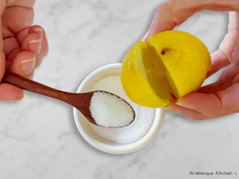 Coupez les citrons en deux dans le sens de la longueur, en partant du sommet jusqu'à 2 cm d'un côté, en vous arrêtant juste avant l'extrémité de la tige, et répétez le même processus sur le côté perpendiculaire opposé.