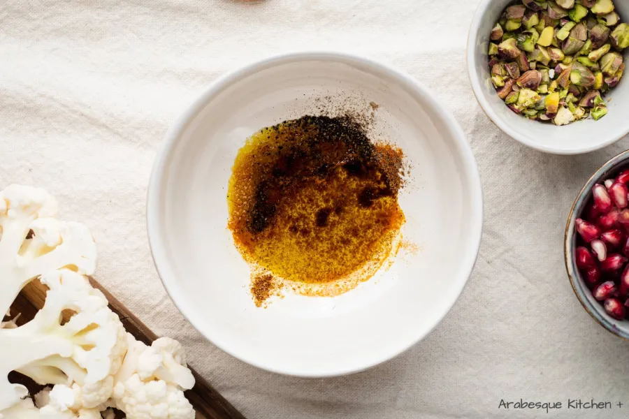 Dans un petit bol, mélanger l'huile d'olive, la poudre de cumin, la poudre de curcuma, le sel et le poivre moulu.