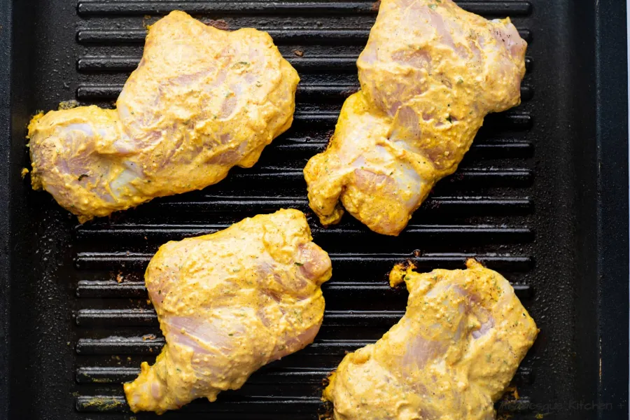 Chauffer un gril à feu moyen-vif et ajouter un peu d'huile d'olive. Griller le poulet jusqu'à ce qu'il soit doré de chaque côté (environ 7 minutes par côté). Retirer le poulet du feu et laisser reposer quelques minutes.