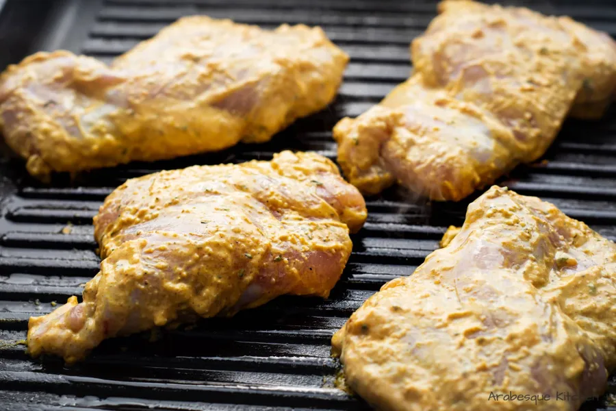 بمجرد أن تصبح جاهزة للطهي، نخرج الدجاج من التتبيلة ونصفي السائل الزائد.