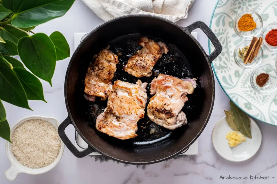 Ajouter les cuisses de poulet et les cuire jusqu'à ce qu'elles soient dorées. Mettre de coté