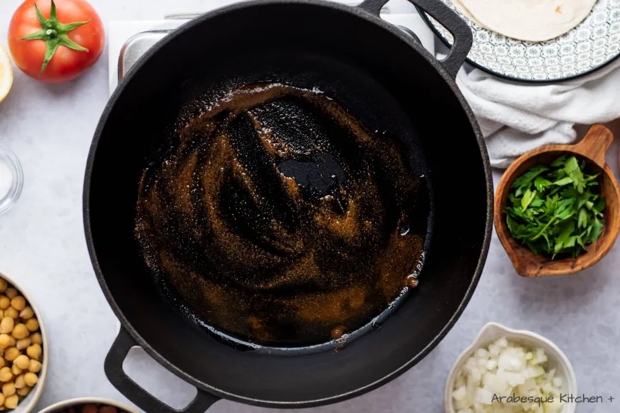 Chauffez un faitout à feu moyen-élevé, ajoutez l'huile d'olive et la poudre de cumin et faites cuire pendant 2-3 minutes.