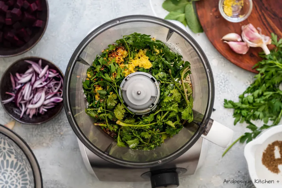 Pour la chermoula, mélanger tous les ingrédients dans un robot culinaire et mixer. Ajouter de l'eau au besoin.