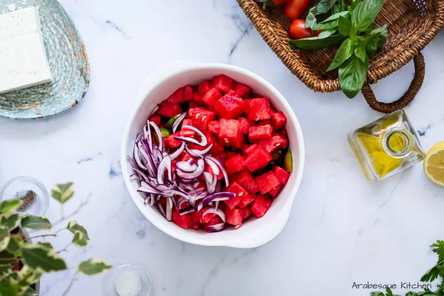 Combine tomatoes, watermelon, red onion in a bowl.
