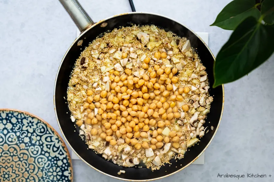Ajouter les champignons et le quinoa et faire sauter pendant 2-3 minutes de plus.