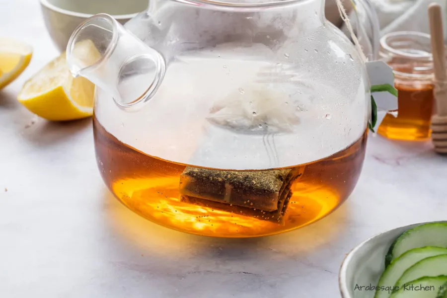 Ajouter le thé à la menthe à l'eau bouillante et laisser infuser pendant 5 minutes. Retirer les sachets et laisser refroidir.
