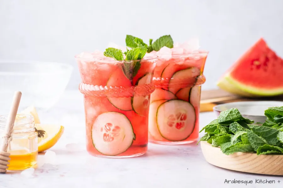 Serve 4 tall glasses with ice and fresh cucumber, pour over watermelon juice until ¾ of each vase and complete with tonic water.
