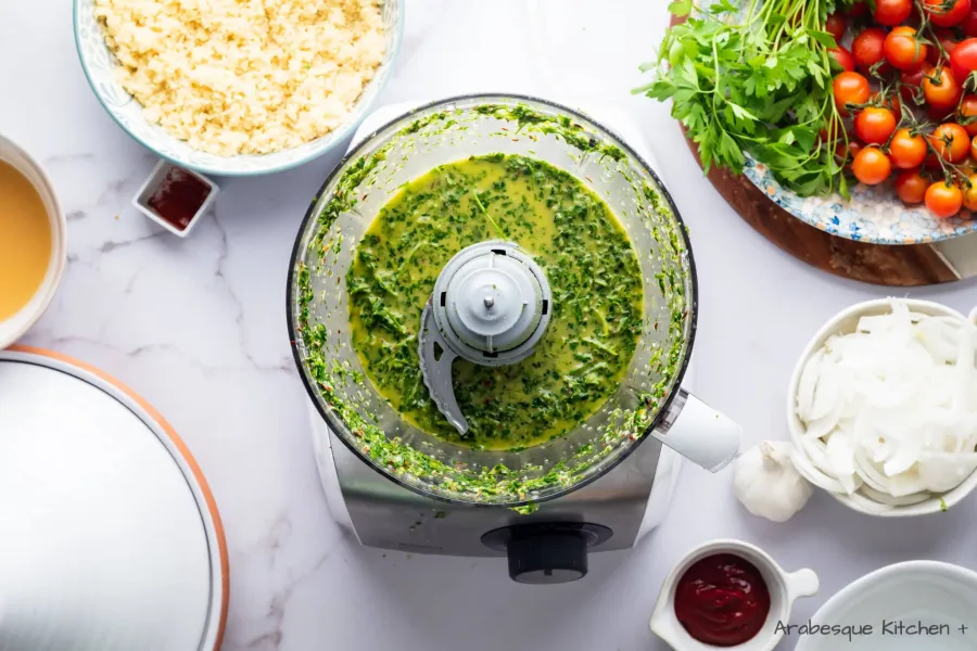 Mélanger tous les ingrédients de la chermoula dans un mélangeur ou un robot culinaire et mélanger jusqu'à consistance crémeuse.