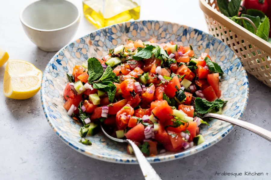 Serve a bowl with the chopped tomatoes, mint, cucumber, onion, lemon juice, olive oil, salt and pepper.
