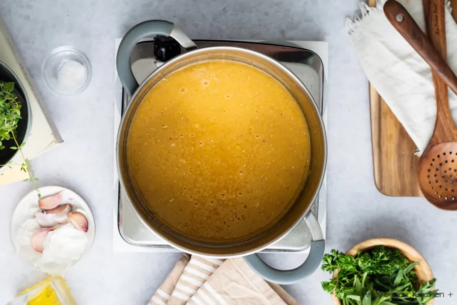 Remettre dans la casserole et chauffer quelques minutes de plus, juste pour se réchauffer (si la soupe est trop liquide, c'est le moment idéal pour cuire un peu plus longtemps jusqu'à ce qu'elle atteigne la consistance désirée).