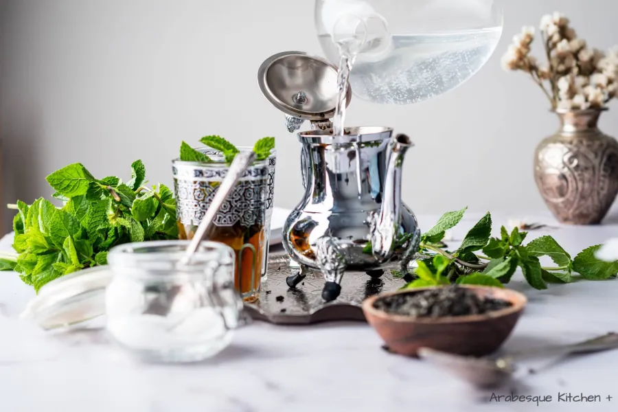 Ajoutez de l'eau bouillante et remuez la théière plusieurs fois pour nettoyer les feuilles, jetez ce liquide.