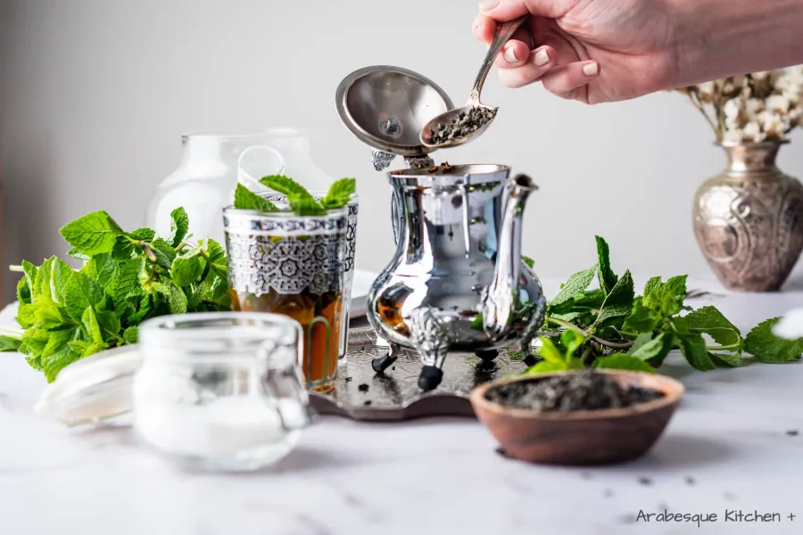 Ajouter le thé vert en poudre à la théière marocaine et couvrir d'eau bouillante.