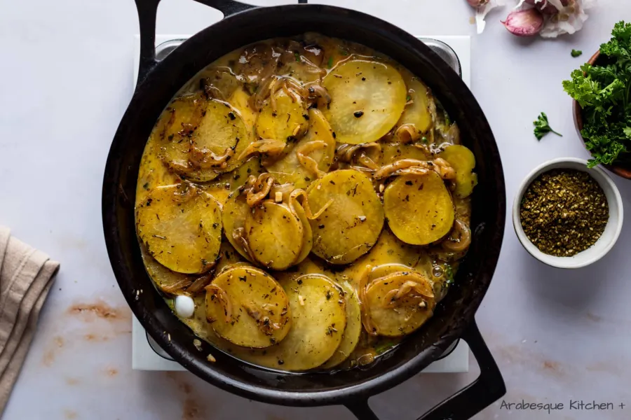 Remove the potato and onion mix from the skillet, clean it if it has too many browned parts and add a bit more of olive oil (depending on how well seasoned is your skillet you may need to add more so it doesn’t stick). Preheat the oven to 180ºC/360ºF.
