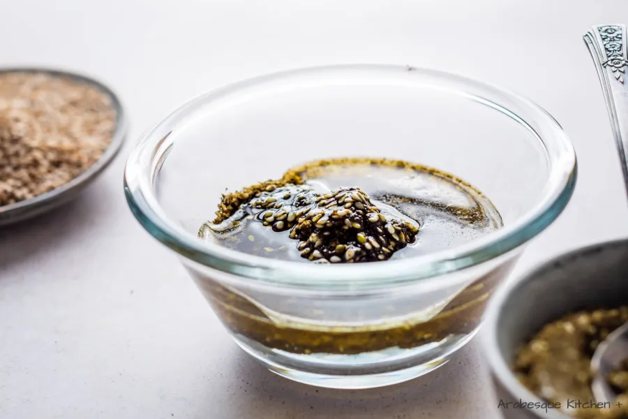 Mix zaatar and olive oil.

