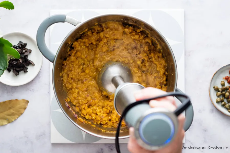 Utilisez un mélangeur à immersion pour mélanger le fava jusqu'à ce que vous obteniez une texture crémeuse. Transférer dans un plat de service et laisser refroidir.