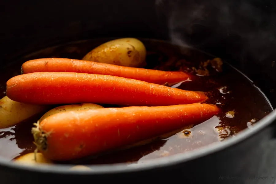Ajouter les pommes de terre et les carottes et laisser cuire 15 minutes.