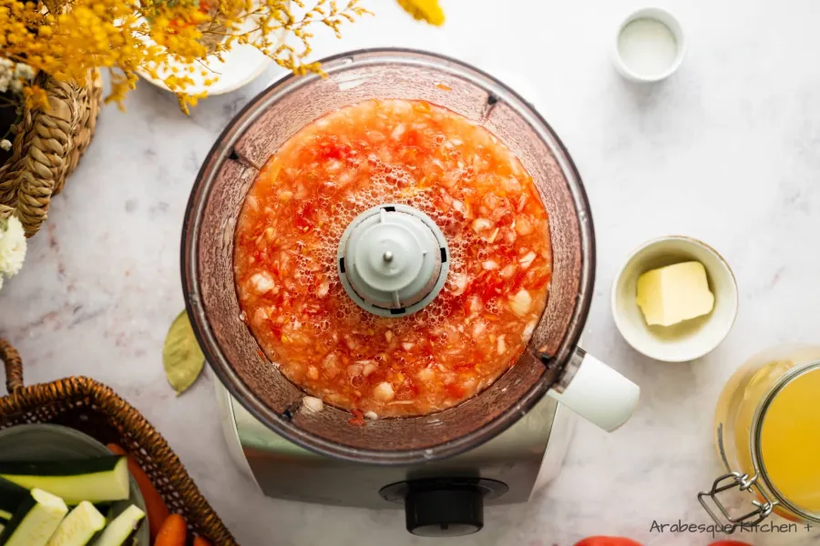 Placer les tomates, le gingembre, l'ail, l'oignon et le bouillon de poulet dans un robot culinaire et mélanger jusqu'à consistance lisse.