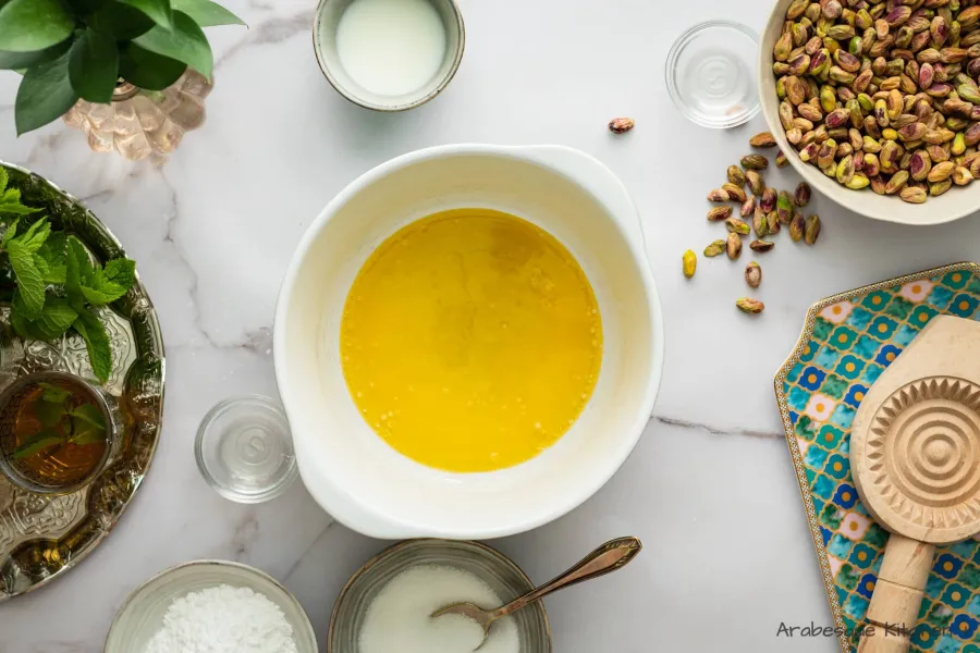 Mettre le beurre et l'huile d'olive dans un bol et mélanger jusqu'à ce qu'ils soient bien mélangés.