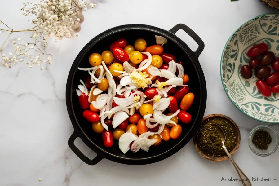 Mélanger les tomates, l'ail, l'oignon, l'huile d'olive et le sel dans une poêle en fer.