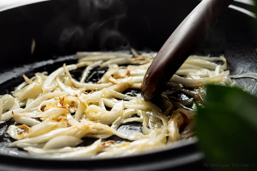 Dans une casserole séparée, ajouter le beurre et les oignons et les faire revenir à feu vif jusqu'à ce qu'ils soient dorés.